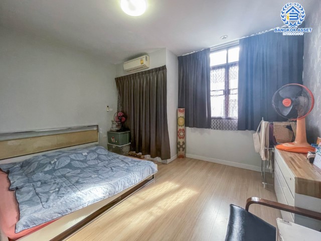 *****ทาวน์เฮ้าส์มือสองย่านกรุงเทพฯ ม.ซิกเนเจอร์ เพชรเกษม69 เนื้อที่กว้างเกือบ 38 ตร.ว. ฟังก์ชัน 5 ห้องนอน 4 ห้องน้ำ ที่จอดรถ 2 คัน พื้นที่ข้างบ้านกว้างขวาง ต่อเติมครบ พร้อมเข้าอยู่ได้ทันที บนทำเลแห่งการเดินทาง ใกล้รถไฟฟ้าสายสีน้ำเงิน "หลักสอง" จองเลย!